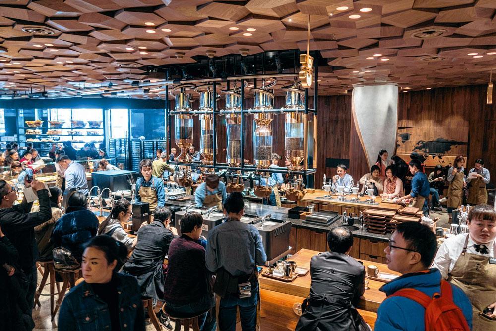 Shanghai. Son centre de torréfaction de 2.700 m2 propose trois bars de dégustation. Les commandes sont assurées par 400 employés qui peuvent servir 550 clients simultanément.