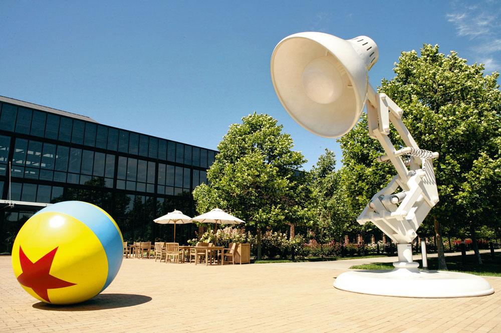Devant l'entrée des Pixar Animation Studios, la lampe Luxo, l'une des toutes premières créations maison, toise les passants du haut de son pied de 5 m.