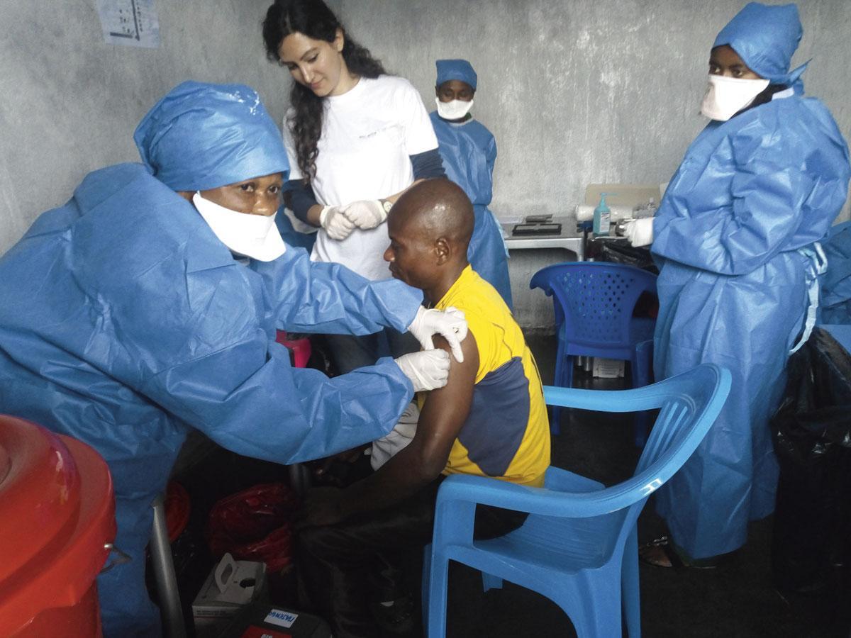 Campagne de vaccination contre Ebola, en Guinée En 2015, la mise au point d'un tel vaccin prit 10 mois à peine. Réitérer une telle performance, idéalement en un laps de temps encore plus court, nécessite la mobilisation du monde entier.