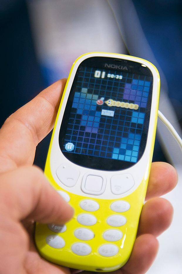  Une meilleure qualité d'écran, le célèbre jeu Snake et son look rétro placent ce téléphone dans la catégorie des GSM basiques mais premium. 