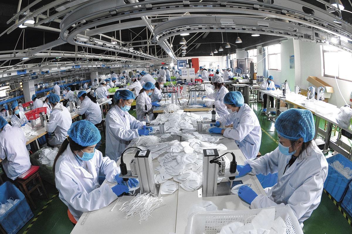 Usine de fabrication de masques dans l'est de la Chine En 2019, l'Union européenne a importé pour 17,6 milliards de dollars d'équipements de protection individuels.