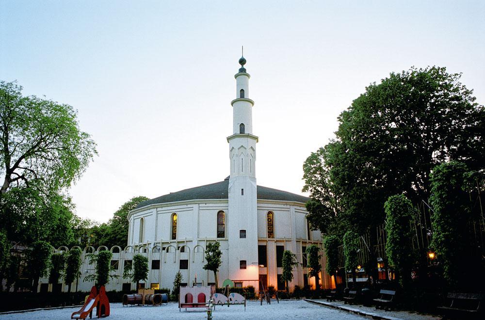 Le gigantesque tableause trouvait depuis 1897 dans un pavillon du parc du Cinquantenaire aux allures mauresques, que la Belgique cèdera en 1967 à l'Arabie saoudite afin d'y créer une mosquée.