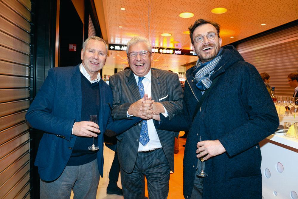 Serge Fautré, CEO d'AG Real Estate, entouré d'Alain Courtois, premier échevin de la Ville de Bruxelles, et Pascal Smet, ministre bruxellois de la Mobilité.