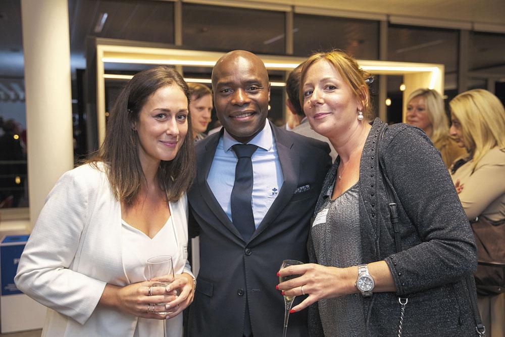 L'ex-footballeur Mbo Mpenza, entouré de Clothilde Deweer et Sophie Demeirleir, respectivement designer graphique et directrice administrative et financière du Cercle de Wallonie.