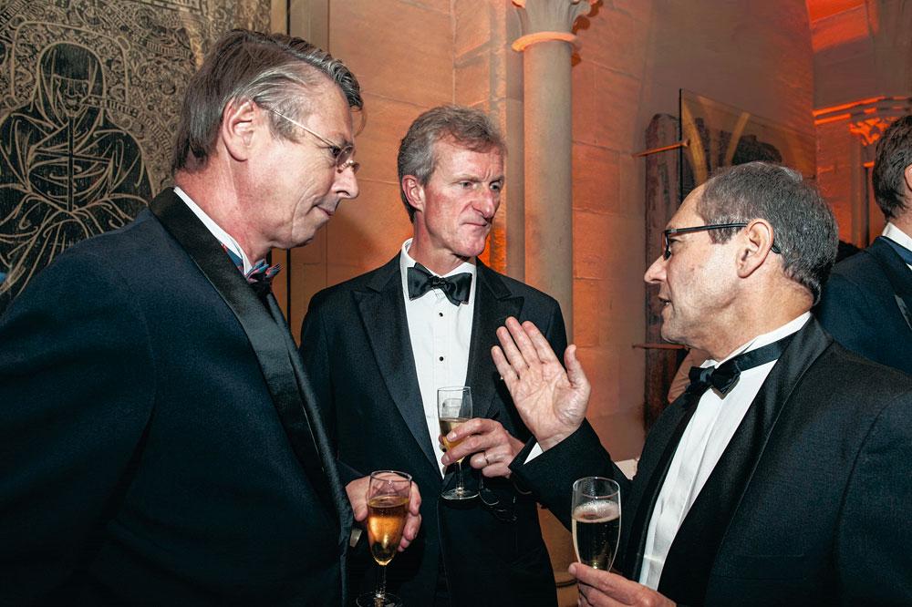 Patrick Lhoest, managing partner d'ArrowStone, et Gauthier De Biolley, managing partner d'Eiger Ventures, semblent captivés par Marcel Genadry, CEO de Vlaeynatie.