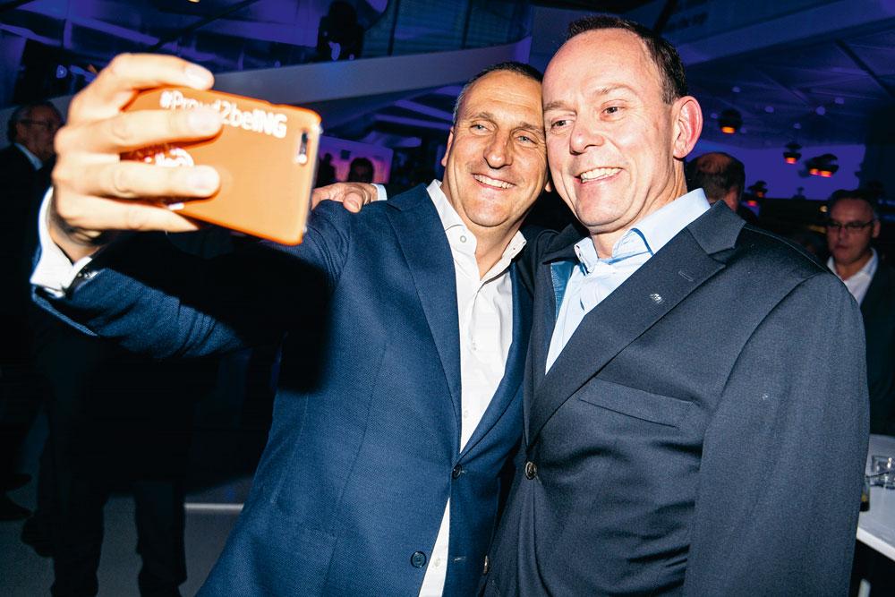 Erik Van Den Eynden, CEO d'ING Belgique, s'est amusé  au jeu du selfie avec Jef Van In, CEO d'Axa Belgium.