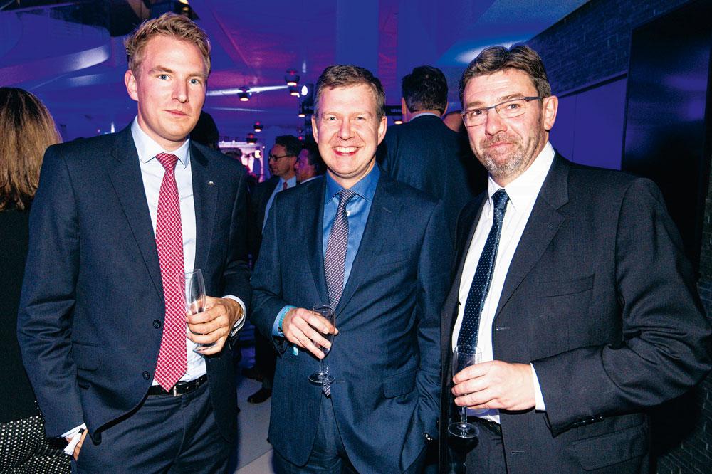 Xavier Gys, head of marketing & digital chez Axa Banque,  et Xavier Beghin, journaliste pour Trends-Tendances, entourent Tom Vanham, CEO de Generali Belgique.