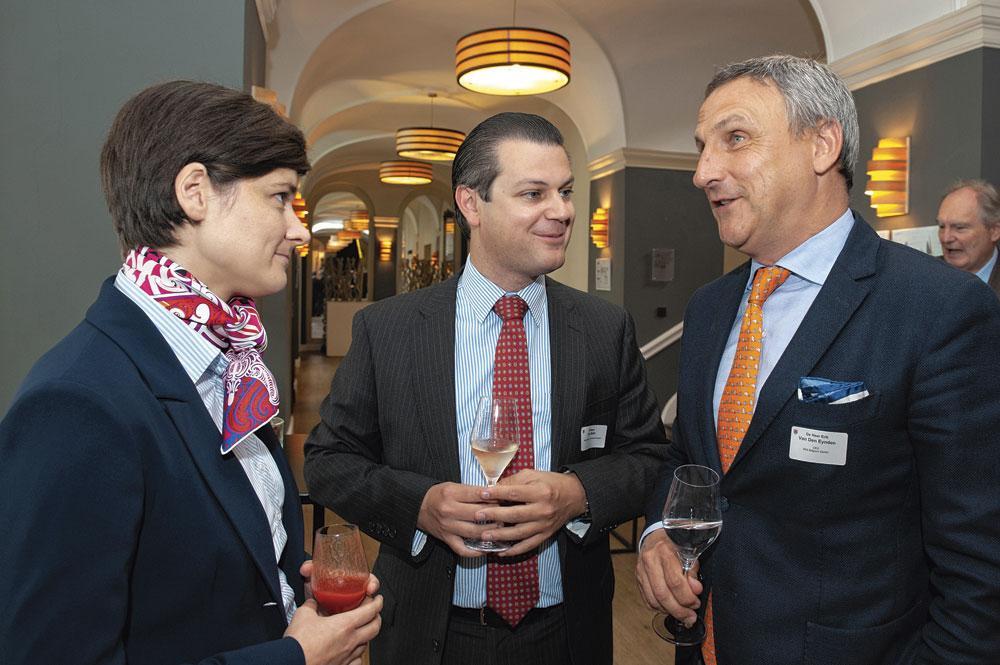 Kornelia Köhler, regional manager chez AIG Global Benefits Network, et Philippe Van Bets, conseiller financier indépendant, écoutent avec attention Erik Van Den Eynden, CEO d'ING Belgique.
