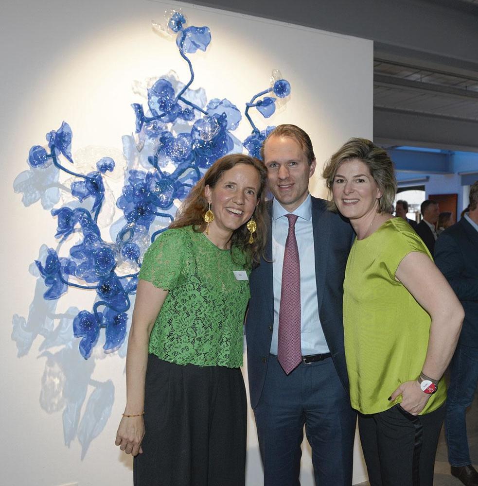 L'artiste Tamara Greindl devant son oeuvre en compagnie de John-Eric Bertrand, membre du comité exécutif d'Ackermans & van Haaren, et son épouse.