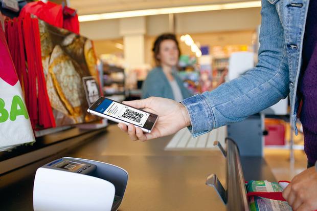 17.000 commerces acceptent le paiement par Bancontact Mobile, qui utilise encore un QR code à lire sur le terminal de paiement pour générer le paiement. Le paiement sans contact arrivera en mai.