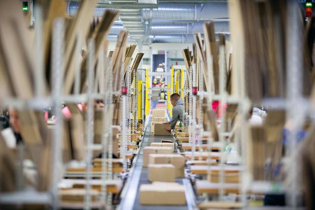 Le centre logistique Amazon en France. L'assortiment proposé par Pantry en Belgique ne comporte aucun produit belge.