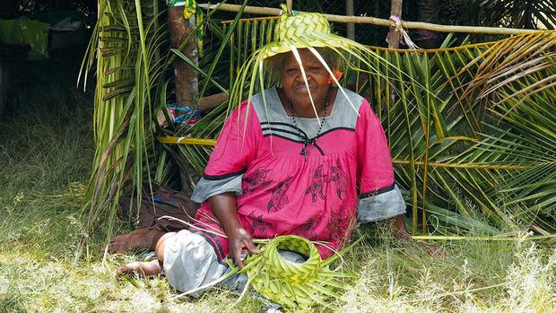 Nord-est. Au coeur de la culture kanake, le tressage des feuilles de cocotier est toujours une tradition et une activité économique.