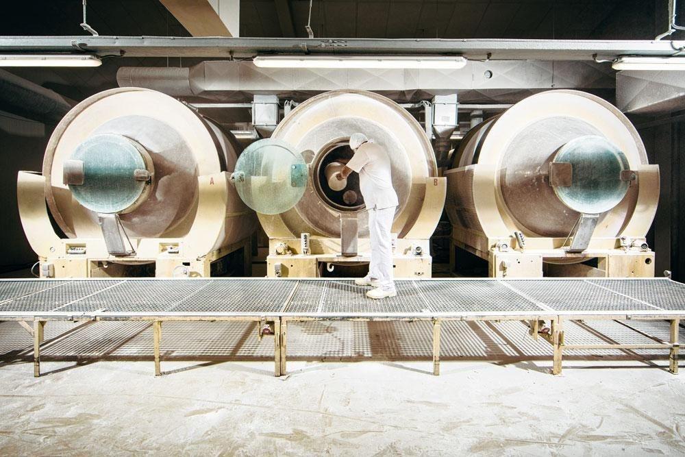 5. Les grandes turbines - La suite du gommage s'effectue dans trois autres turbines, six fois plus grandes que les précédentes. De nouvelles couches de sucre sont ajoutées.