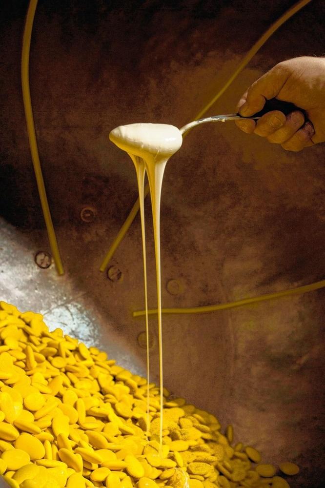 7. Le vernissage - Une dernière opération peaufine l'esthétique des gourmandises. Pour leur donner un aspect brillant, les dragées sont vernies à l'aide d'une préparation à base notamment de cire d'abeille.