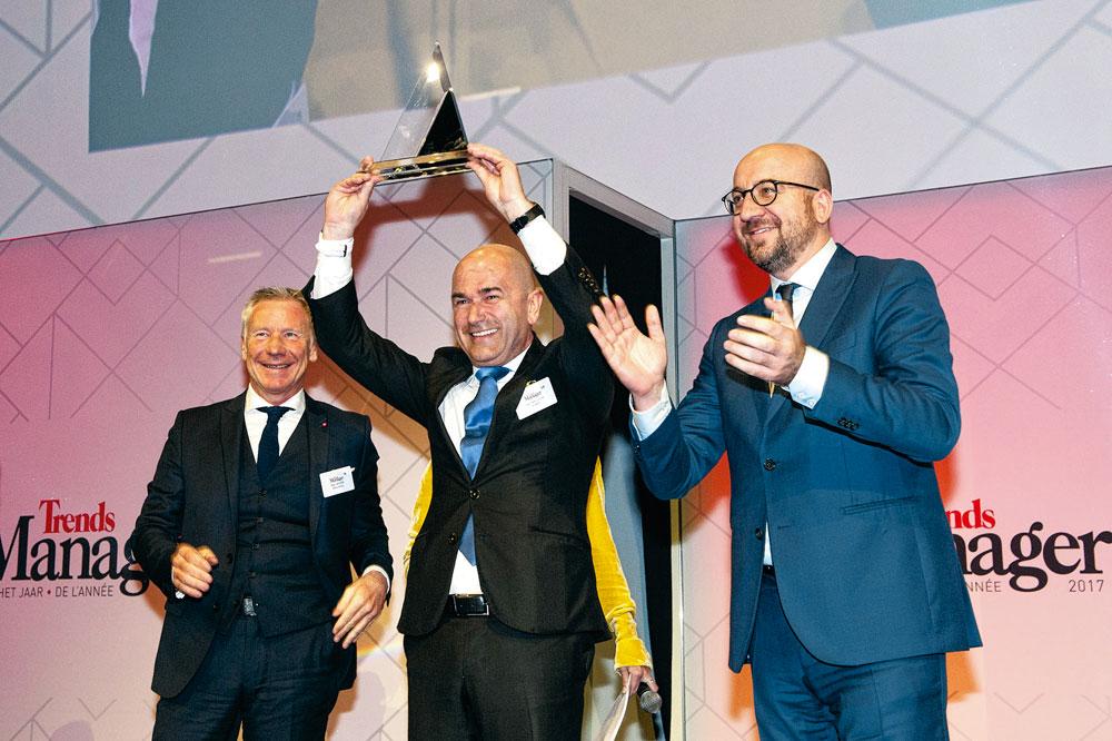 Le Manager de l'Année 2017, Jean-Pierre Lutgen, CEO d'Ice-Watch laisse éclater sa joie sur le podium, entouré de Marc Raisière, CEO de Belfius et lauréat de l'édition 2016, et de Charles Michel.