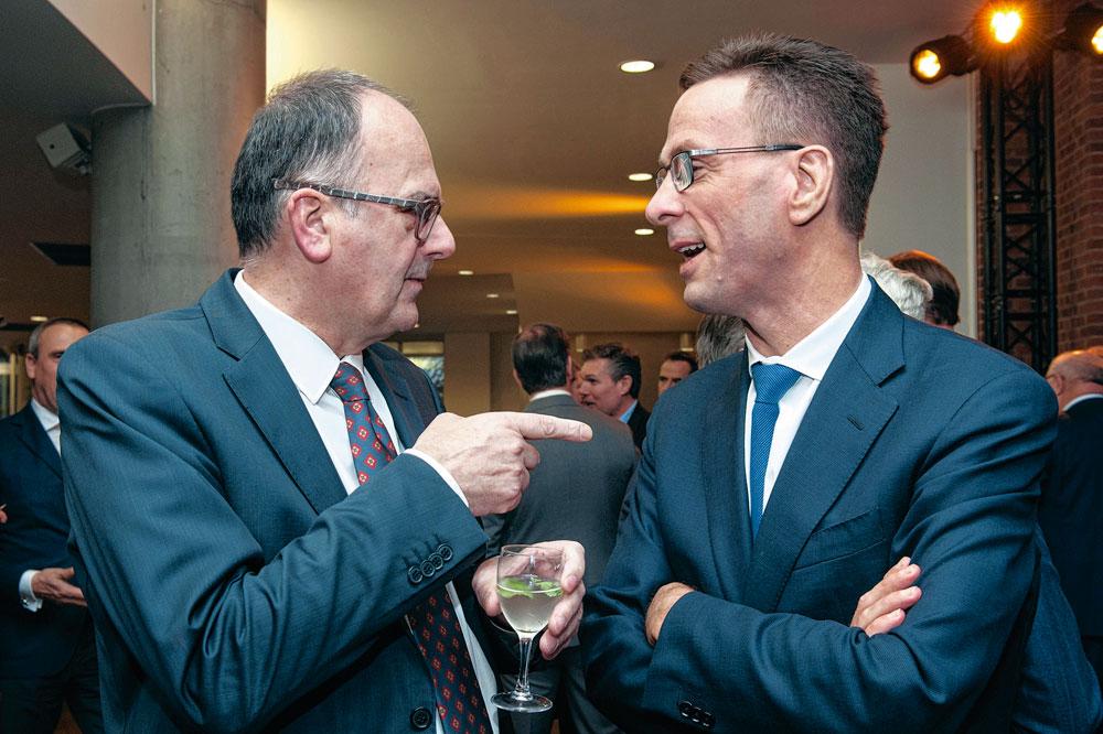 Bart De Smet, CEO d'Ageas et Manager de l'Année 2016 (NL), converse avec Grégoire Dallemagne, CEO d'EDF Luminus.