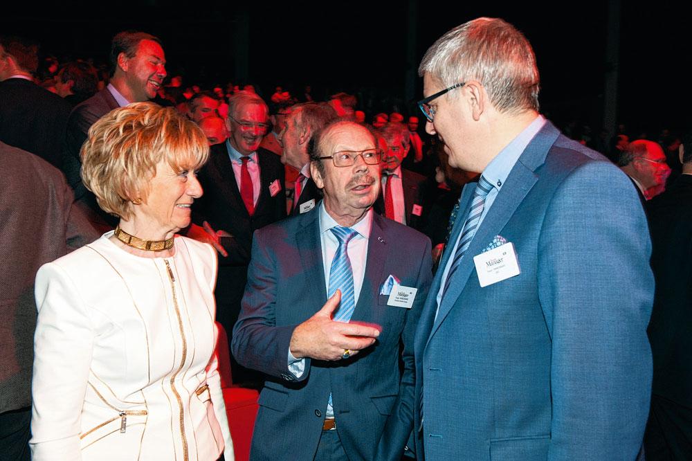 Hugo Van Damme, Manager de l'Année 1988 (NL), et son épouse, discutent avec Pieter Timmermans, administrateur délégué de la FEB.