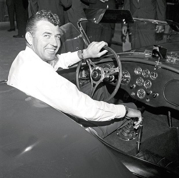 Carroll Shelby au volant de sa Cobra en 1963.