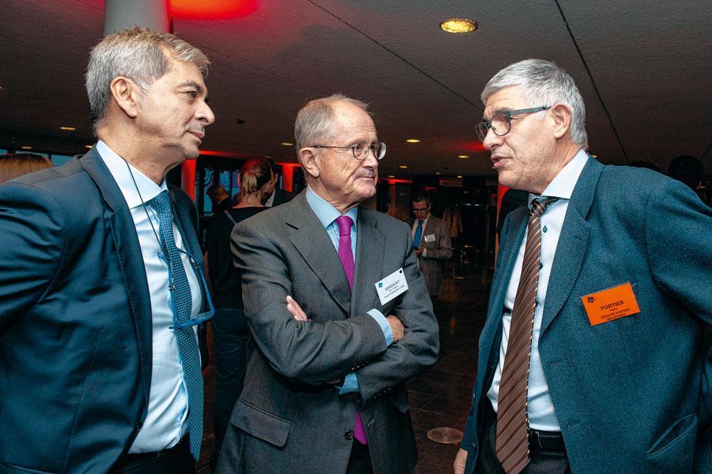 Jo Santino, partner d'Indufin, et Jean-Jacques Verdickt, ancien président de l'UWE, écoutent avec intérêt Pierre Portier, CEO du groupe Portier.