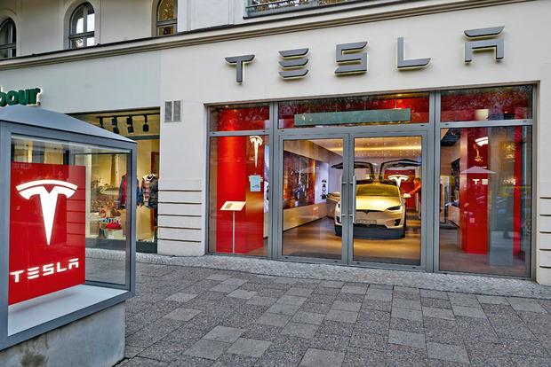 Tesla développe un modèle sans concessionnaire via des boutiques installées dans des zones commerçantes.