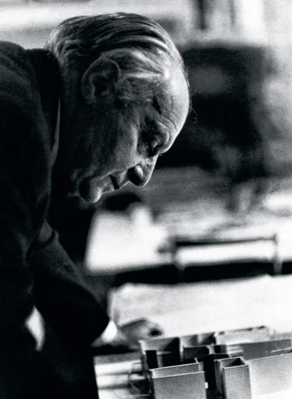 Gio Ponti,  dans son atelier,  milieu des  années 1950.