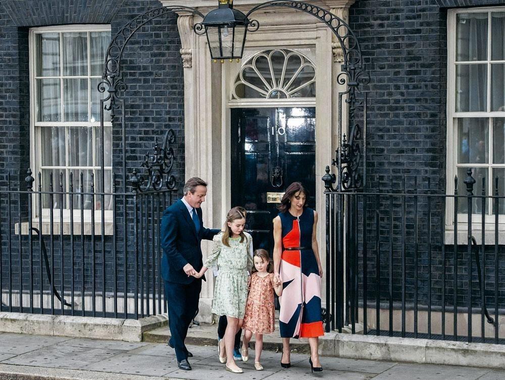 David Cameron démissionne et quitte le 10 Downing Street avec sa famille.