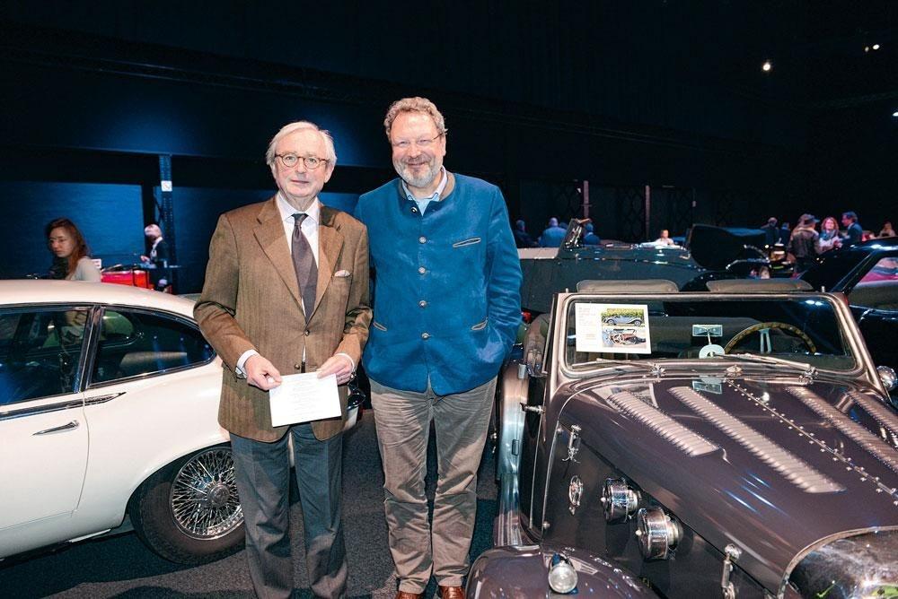 Pascal Lasserre, administrateur d'Excel & Co, et le notaire Bernard Willocx aux côtés d'une Jaguar cabriolet de 1954.