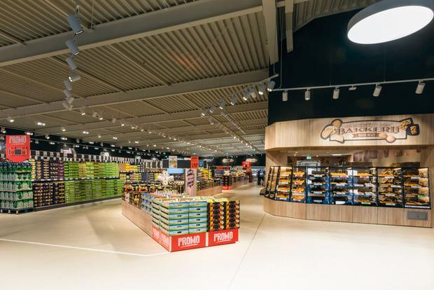 Les magasins Lidl se transforment pour faire de la place aux produits frais, dont du pain cuit sur place. 