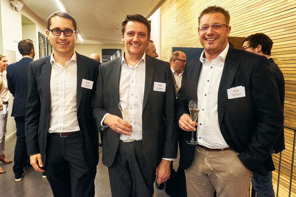 Yves Warnant et Stéphane Dauvister, administrateurs délégués de Dauvister, entourent Louis Vangramberen, regional risk manager chez ING Belgium.