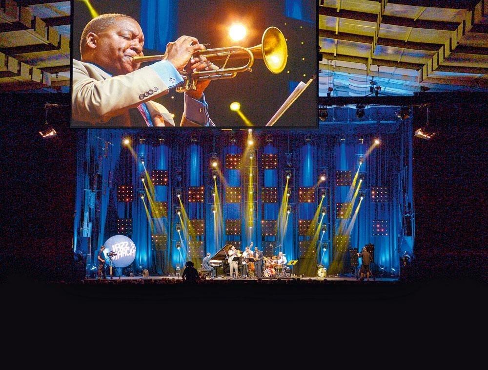 Le trompettiste Wynton Marsalisse produit chaque année depuis 1991 à Marciac. Devenu parrain du festival, il a le privilège d'avoir sa statue sur la place principale.