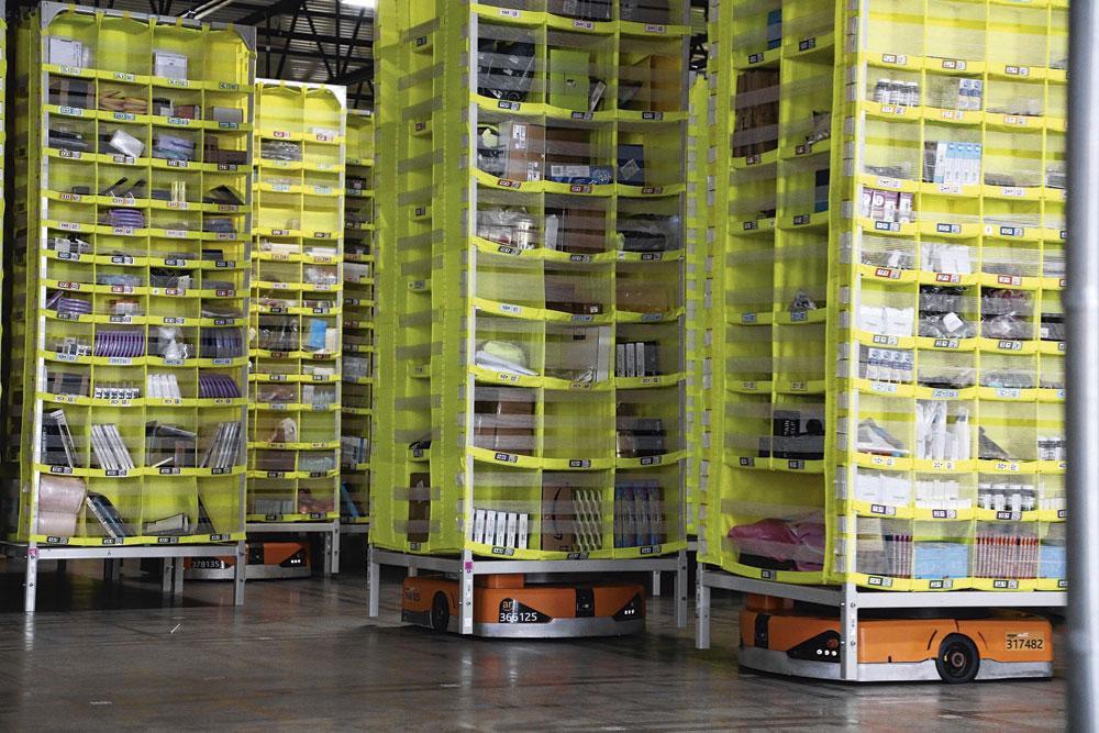 La robotisation des entrepôts d'Amazon est en marche. Comme ici à Staten Island où les robots H : Drive assistent les employés.