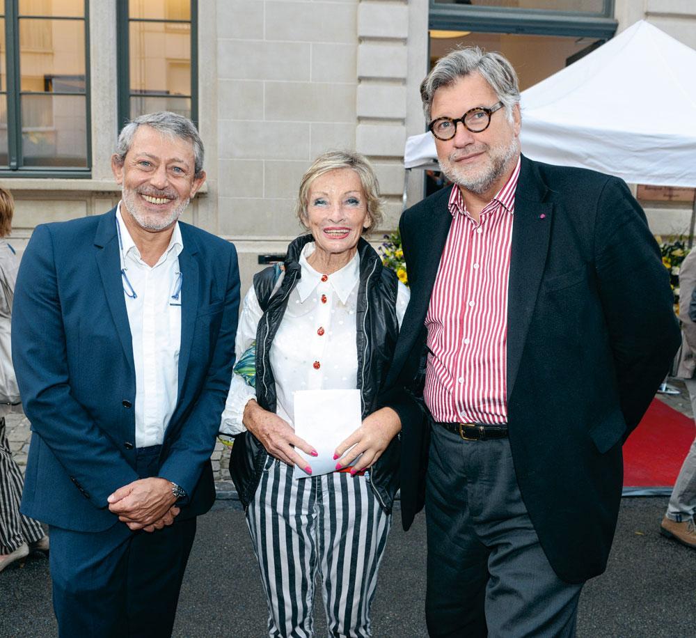 Evelyn Gessler, managing director de Decider's, entourée du galeriste Marc Valverde, et d'Yves de Jonghe d'Ardoye, échevin de la Culture à Ixelles.