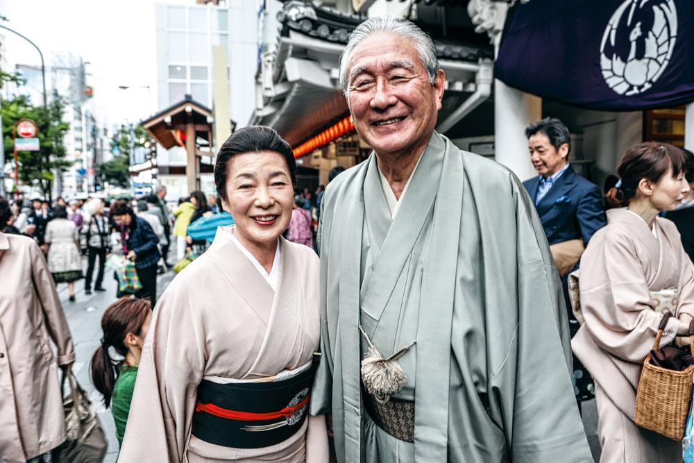 Un couple sur son 31 à la sortie du Kabuki-za.