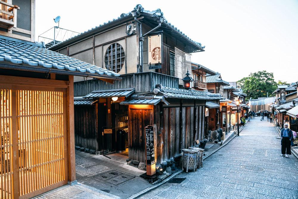 Dans un ancien quartier de Kyoto, Starbucks s'est installé dans une ancestrale maison de thé