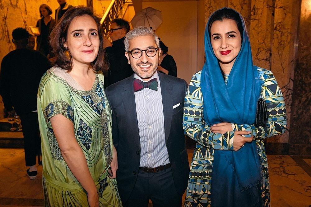 Louma Salamé aux côtés de Mohamed  Abu Shahab, ambassadeur des Emirats  arabes unis, et son épouse.