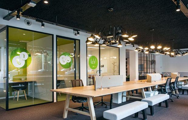 RE-FLEX. Une partie du rez-de-chaussée de Greenhouse Antwerp abrite un concept de bureau innovant où se rencontrent flexworkers et coworkers. 