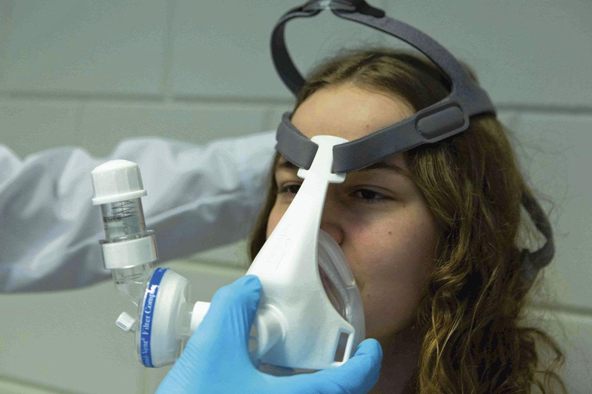Masque à oxygène Egalement dessiné par Materialise, il permet de lutter contre la pénurie de respirateurs.