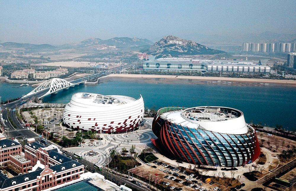 Vue du Qingdao Oriental Movie Metropolis avec, à l'avant-plan, le théâtre construit sur mesure pour le spectacle.