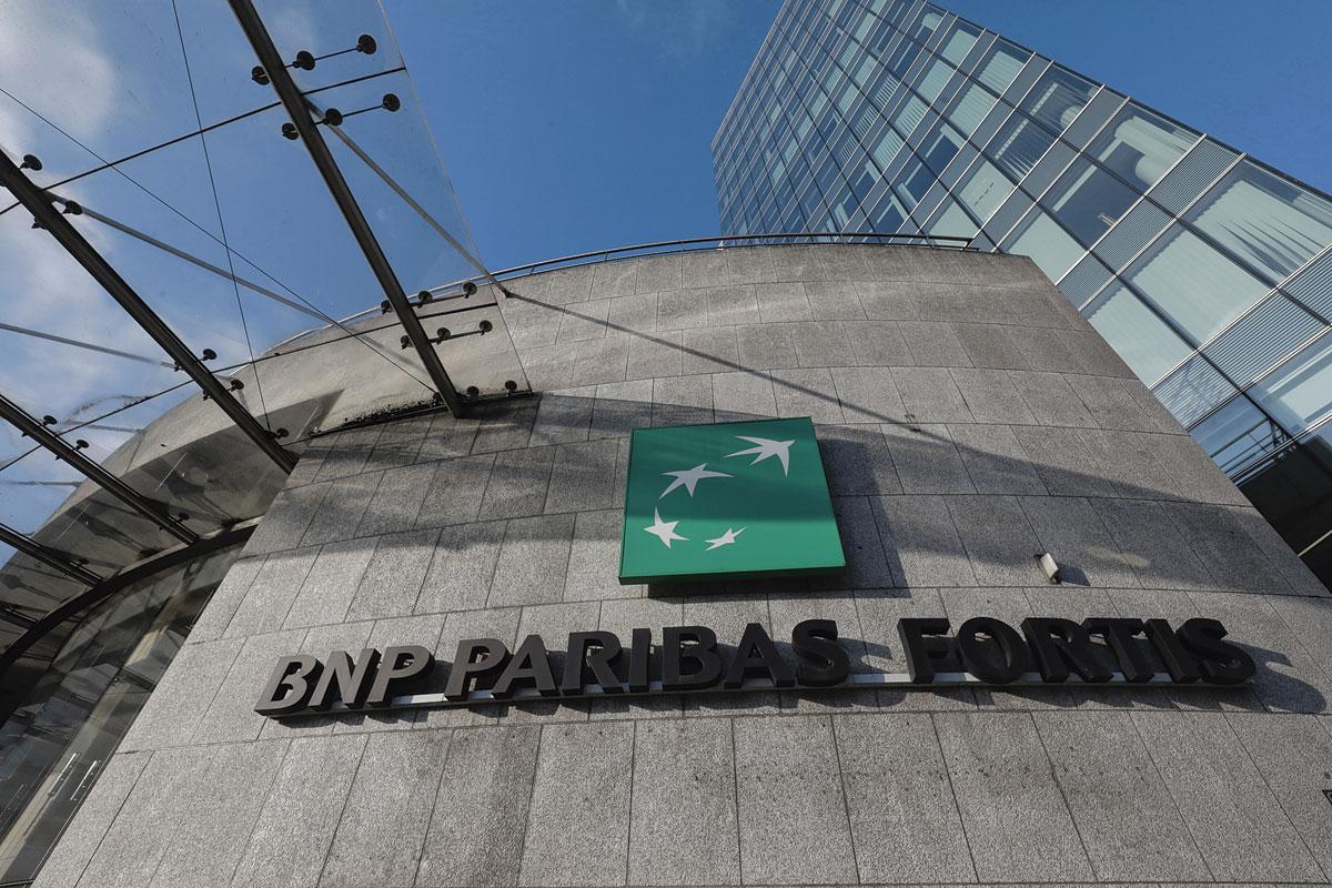 BNP Paribas Fortis. Environ 3.500 employés de la première banque du pays, dont le titre de sa maison mère a chuté d'environ 40 % en un mois, travaillent désormais à distance ou à la maison.