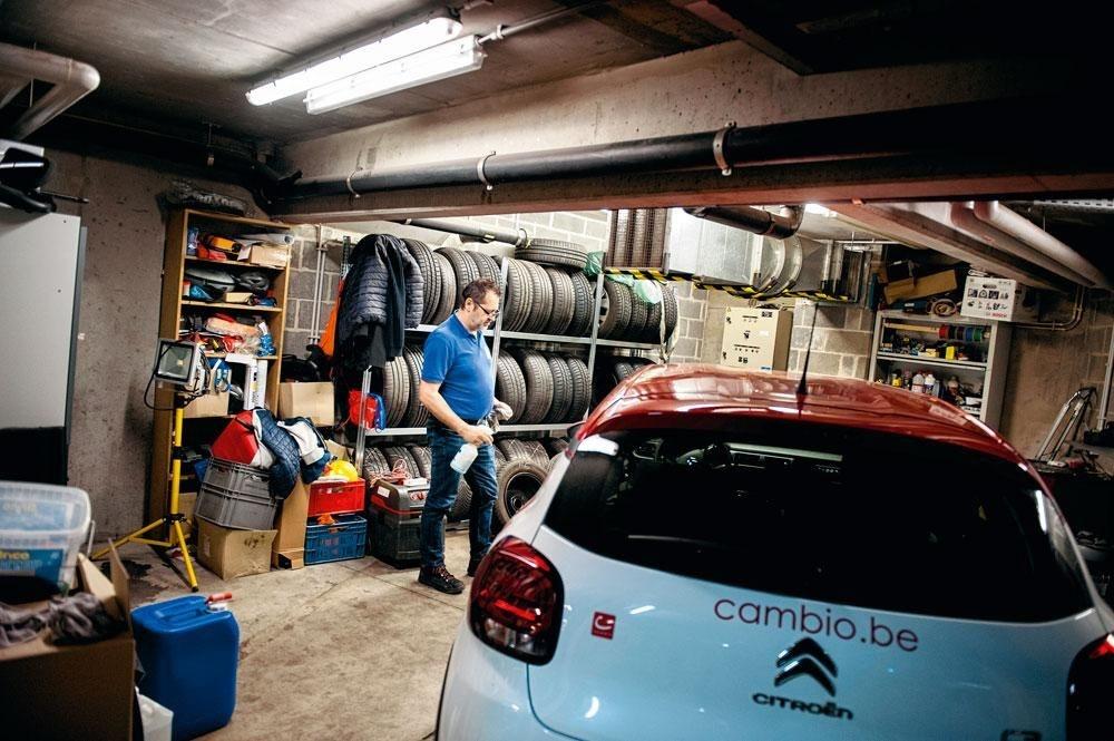 Nettoyer les véhicules, vérifier les pneus et procéder aux petites réparations... Le suivi de la flotte de véhicules est une part essentielle des activités et de l'emploi chez Cambio.