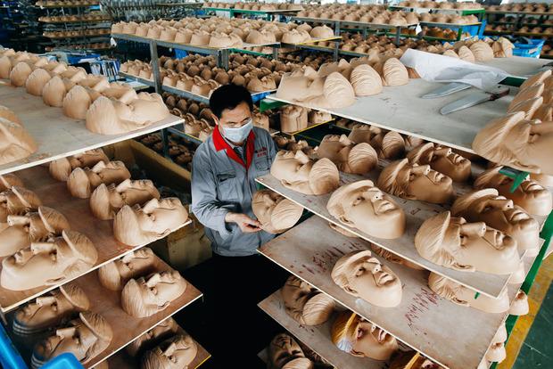 Un signe ? Les masques en latex de Donald Trump sont fabriqués par une entreprise chinoise de Jinhua. 