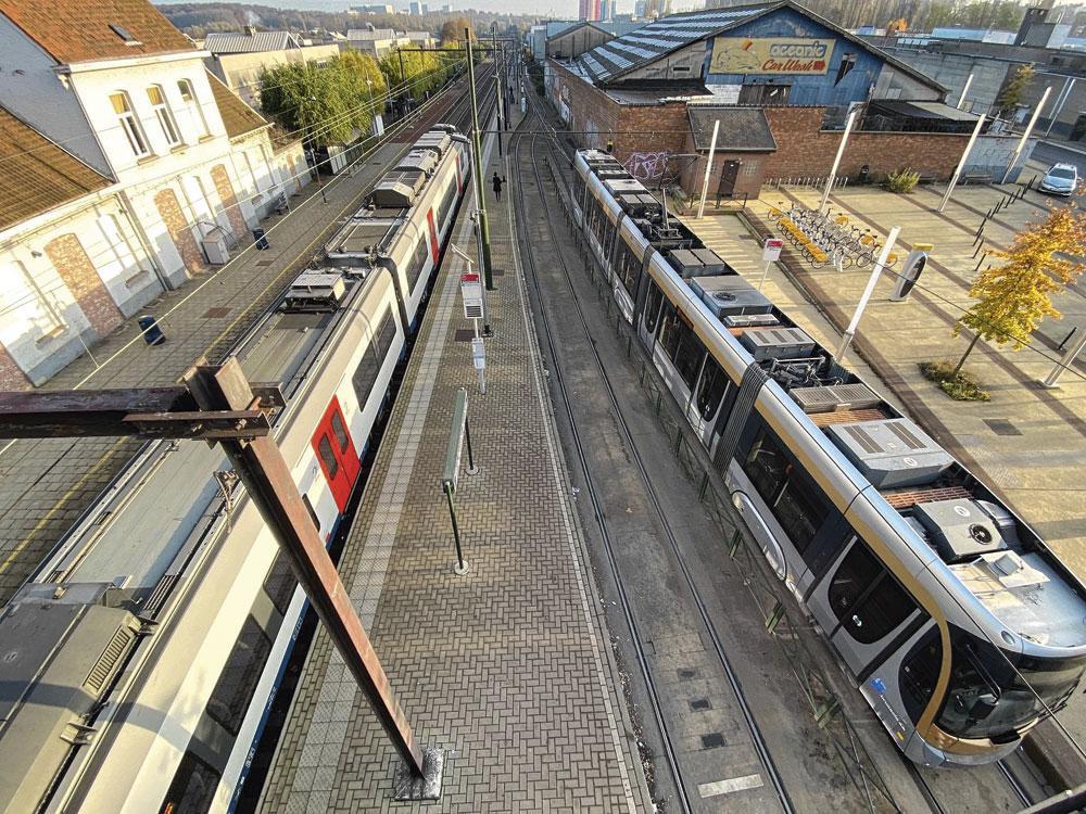 Berchem-Sainte-Agathe. Train et tram au même niveau dans la même gare.