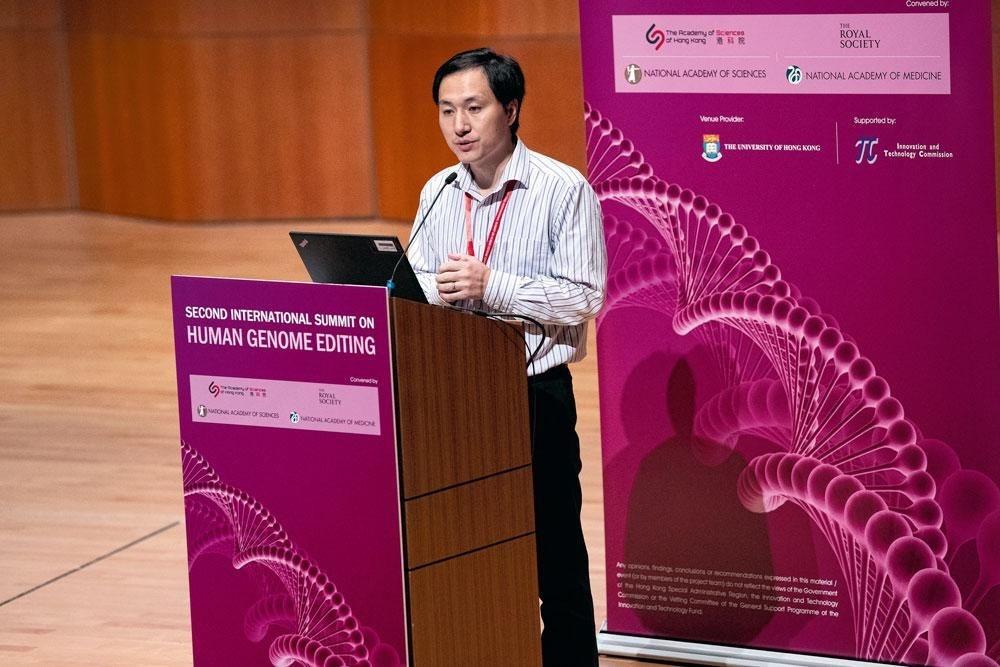 Le biologiste He Jiankui présentant les résultats de son expérience au second sommet international sur le génome humain de l'université de Hong Kong, en novembre 2018.