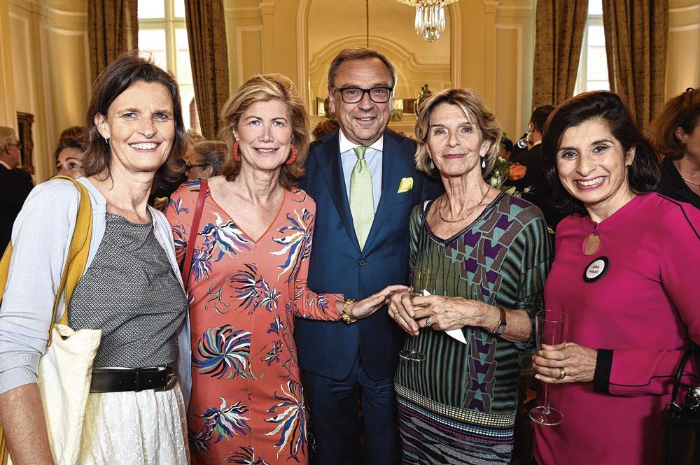 Herman Craeninckx, président du Cercle de Lorraine, entouré de Hélène Mélikov, gérante de Ressource et Médiations, Virginie Taittinger, présidente de la Maison de Champagne Virginie T, Patricia Bogerd, conseillère en fundraising, et Lina Ismail, partner chez Translink Belgium.