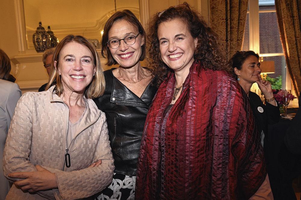 Salomé Cisnal de Ugarte, managing partner chez Hogan Lovells, Veronica Labé, juriste, et Ana Arana Antelo, cheffe d'unité à  la Recherche, l'Innovation et la Science à la Commission européenne.