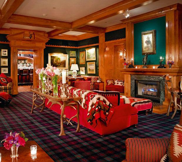 Le Caribou Club à Aspen. Cette adresse cosy accueille depuis près de 30 ans une clientèle fortunée et une pléiade de personnalités.