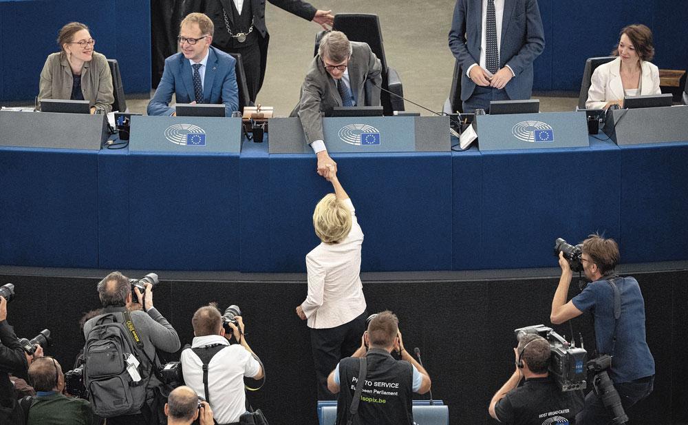 Le 16 juillet 2019, à Strasbourg, Ursula von der Leyen salue le président du Parlement européen, David Sassoli, avant un moment déterminant : son discours dans l'hémicycle européen et le vote de confiance des députés.