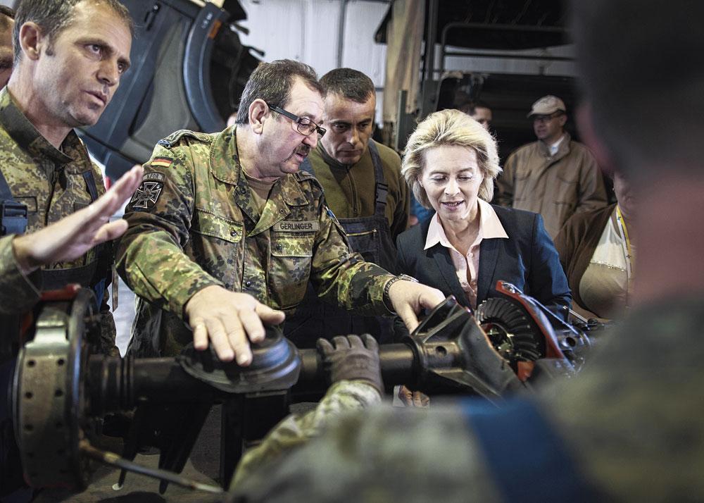 MAI 2014. La ministre de la Défense rend visite aux forces armées allemandes en poste au Kosovo.
