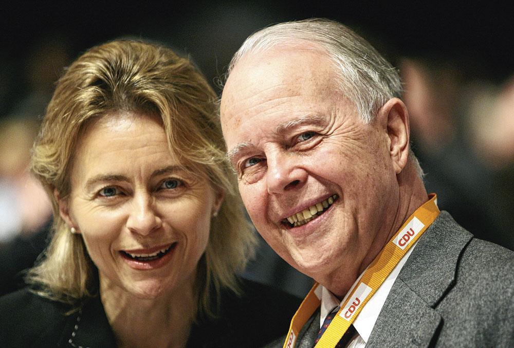 Ursula von der Leyen, alors ministre fédérale de la Famille, avec son père, Ernst Albrecht, ministre-président de Basse-Saxe, en décembre 2007, lors d'un congrès de la CDU.