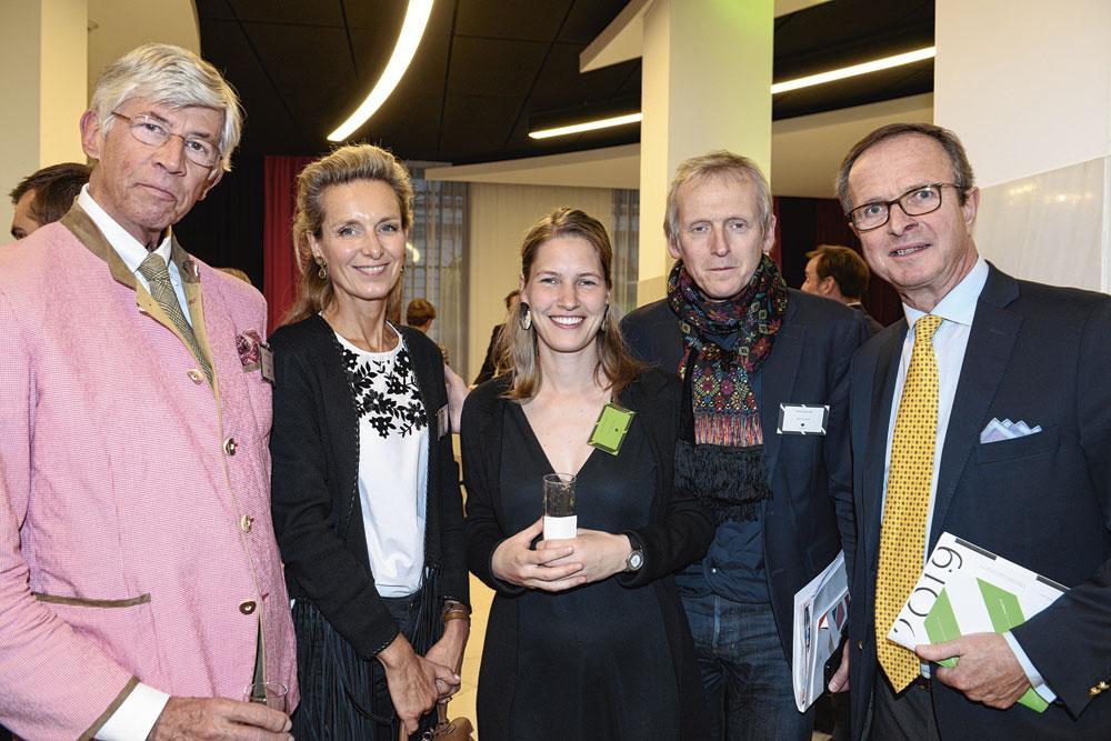 Alain De Waele et Guy van Wassenhove, respectivement secrétaire général et conservateur du Fonds Baillet-Latour, entourent Sophie Jekeler, fondatrice de la Fondation Samilia, la lauréate Ciel Grommen, architecte, et Paul Dujardin, directeur général de Bozar.